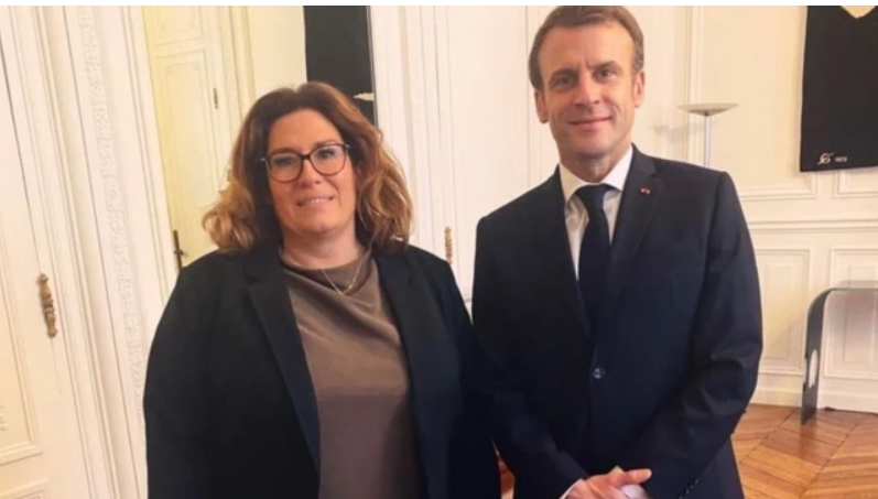 Macron avec Sonia Backès, la controversée secrétaire d'État à la citoyenneté, qui supervise les activités anti-sectes du gouvernement français et dont les histoires d'ancienne "victime de la Scientologie" ont été démenties par Bitter Winter. Extrait de Twitter.