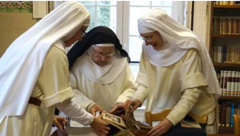 Des sœurs dominicaines du Saint-Esprit. D’après X.