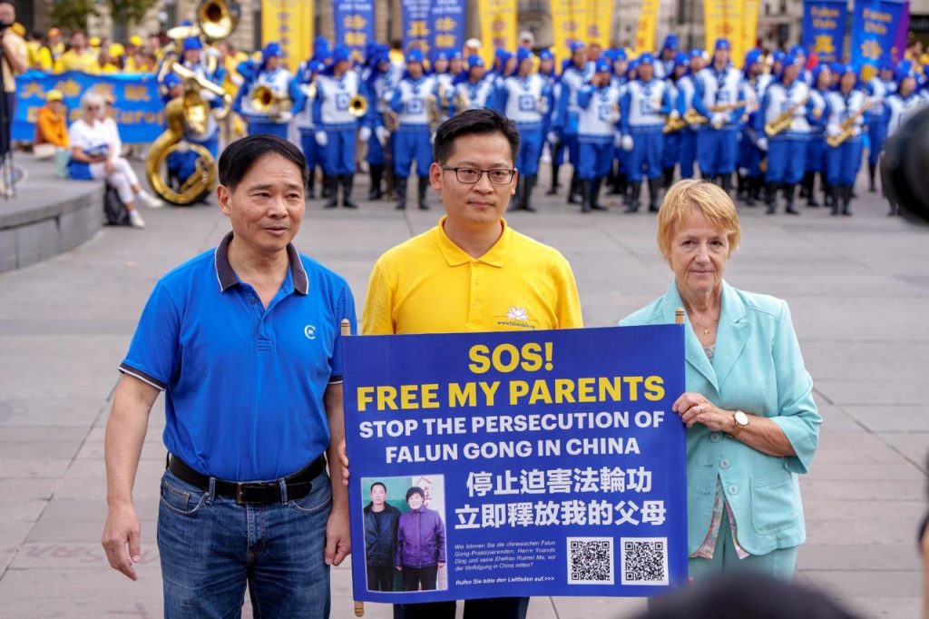 Ms. Françoise Hostalier (R), former Secretary of State at the French Ministry of Education, calling for the release of persecuted Falun Gong practitioners in China, such as Mr. Ding Yuande, father of Mr. Ding Lebin (Credit: Matthias Kehrein).